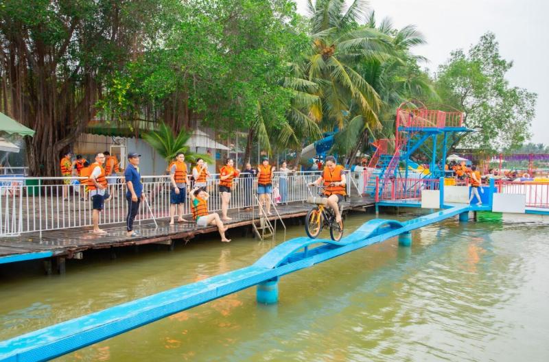 Du khách tham gia chèo thuyền Kayak và các trò chơi dưới nước sôi động tại khu du lịch Tre Việt.